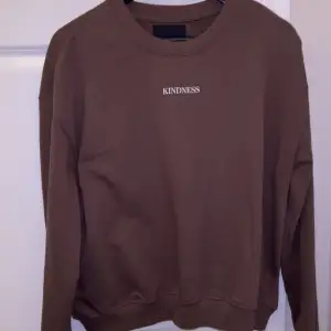 Brun sweatshirt med trycks ”kindness” Använd 2 gånger men säljer för den används inte längre