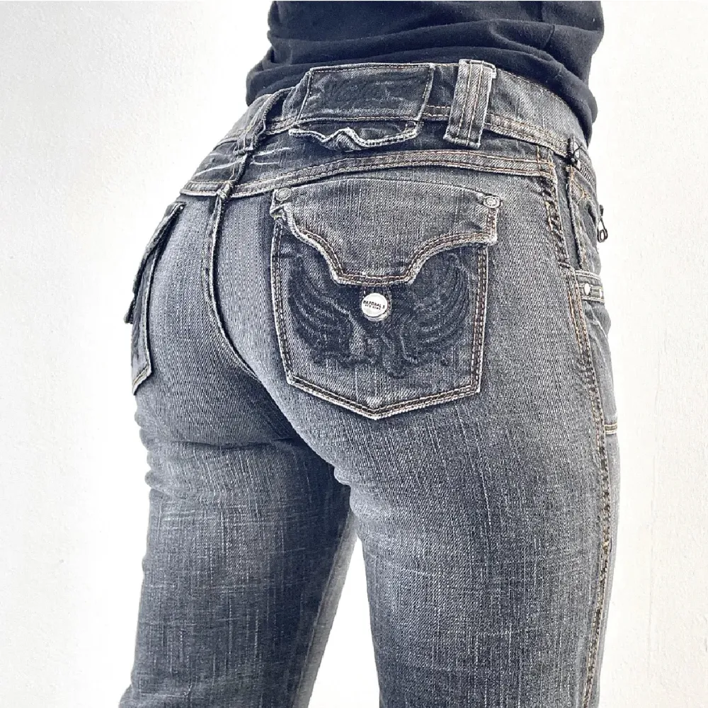Lågmidjade gråa jeans från kaporal med coola snygga detaljer på fickorna både fram och bak🫶🏻 📏midja:79💞 innerben:87 Hör av er vid eventuella frågor<3. Jeans & Byxor.