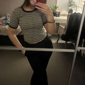 Stickad T-shirt  - Fin tröja lite tjockare i materielet 