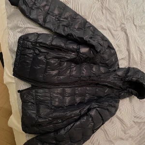 Dunjacka peak performance - Mörkblå dunjacka, bra skick, nypris 4000kr, Strl M men sitter som en L