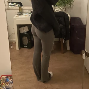 Yoga pants  - Säljer mina yoga pants från brandy Melville då de itne kommer till användning, nästan helt oanvända så i bra skick 💗