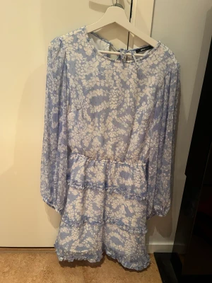 Klänning  - Söt blommig klänning med öppen rygg, Använd fåtal gånger 