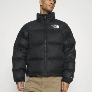 North face jacka dam strl S  - Säljer på grund av för liten. Den är i jätte fint skick och sparsamt använd!  Skickar fler bilder vid intresse!