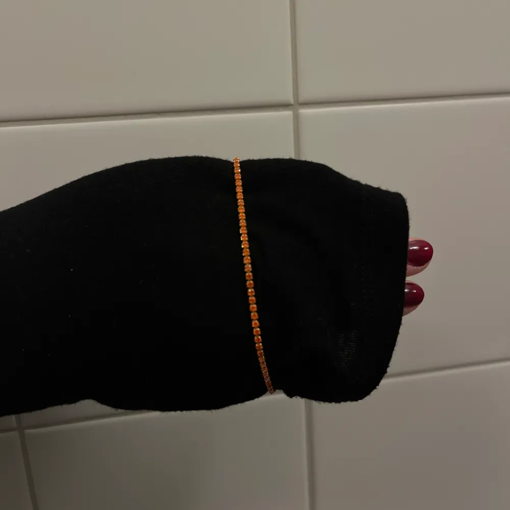 Säljer detta fina tennisarmband från Muli Collection i storlek 19. Oanvänt. Nypris: 500kr. Skriv prisförslag i DM och hör gärna av dig vid frågor eller funderingar 😇. Accessoarer.