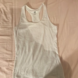 H&M linne - Super fint vitt träningstimmar från H&M använt inte dö många gånger. Lite större i storlek så passar även på stl M 