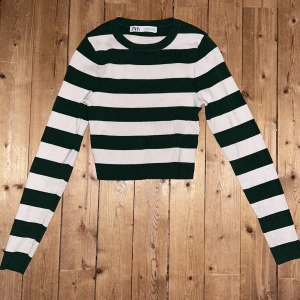 Randig tröja från zara - Säljer en extremt bekväm och varm tröja som inte kommer till användning. Se färgerna tydligare på 2:a bilden. Tröjan är knappt använd och i nyskick. Den har tajt passform men är stretchig och i bra och skönt material. Frakten ingår i priset 💕💕