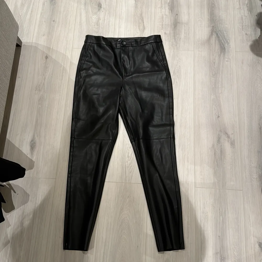 Säljer dessa snygga skinnbyxor från zara då de inte kommer till användning längre❤️Är använd sparsamt och är som ny, tveka inte på att skriva vid frågor eller intresse!!. Jeans & Byxor.