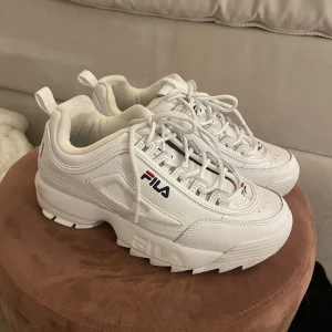 Vita fila skor!  - Dom är använda några gånger men är i ett väldigt bra skick. Inköpta  för 800 kr och säljer för 300. Dom har en hög och tjock sula (porto tillkommer) 