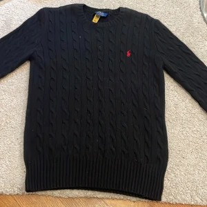 Svart stickad polo tröja  - Svart stickad polo tröja. Aldrig använt ⚡️prislappen är kvar. Ordinarie pris är 1395 kr