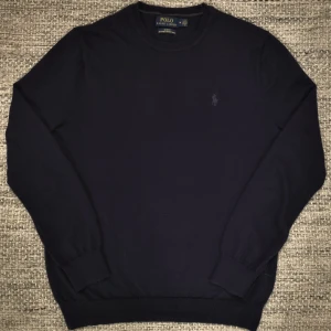 Ralph Lauren Pullover - Säljer min snygga Polo Ralph Lauren, Merino Crew Neck Pullover. Den är i 100% Merino Ull, väldigt mjuk och skön. Nypris ligger på 2200 kr