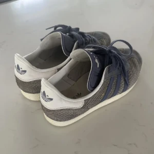 Adidas gazelle  - Skit snygga unika skor som tyvär är försmå för mig, smarsamt använda, skick 8/10💓skriv fom du är intresserad av fler bilder!
