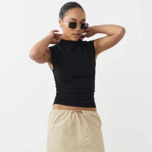 Topp ginatricot  - Helt oanvänd svart topp från ginatricot. Nypris 180kr, säljer för 80kr. Storlek M men är liten i storleken 