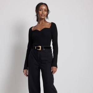 Stickad Topp - Långärmad stickad topp från Na-Kd med hjärtformad ringning 🤍 i storlek S. Bara provad 🤍ordinarie pris: 499