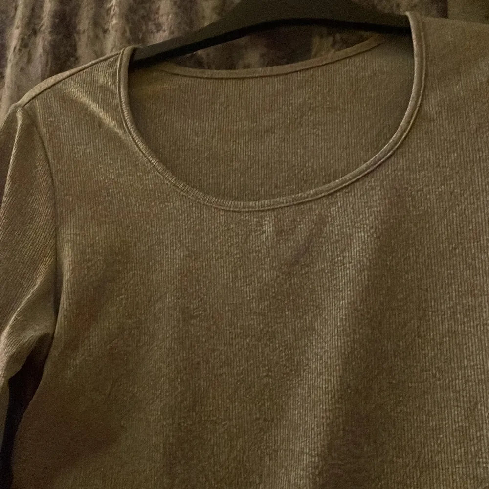 Hejj, jag säljer denna gråa tröjan från SHEIN❤️ den är stretchig av sig och snygg🤩 Hör av dig om du vill ha mer bilder eller om du undrar något💝 . Tröjor & Koftor.