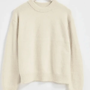 stickad tröja💗 - köpt på young gina💗 nästan aldrig använd. är mer beige i verkligheten