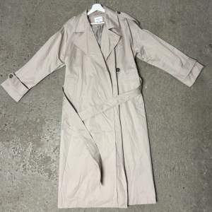 Säljer min sparsamt använda trenchcoat från Stockh lm Studio. Storlek S men passar S/M. Slutsåld överallt och nypris ligger på 1699kr. Följ min insta V23intage för fler vintagekläder🤎