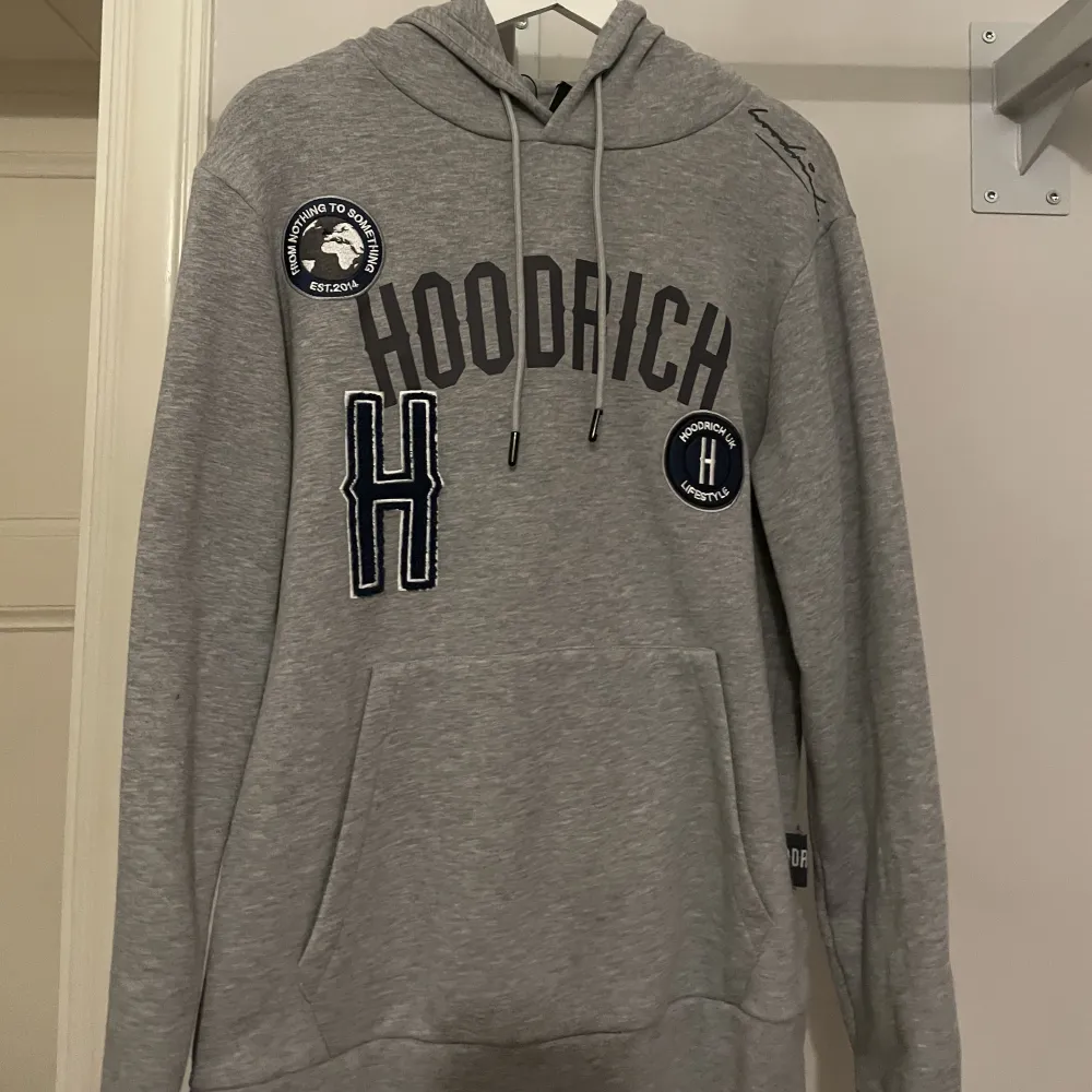 Säljer den Hoodrich hoodie då jag inte använder den längre. Pris kan diskuteras.. Hoodies.