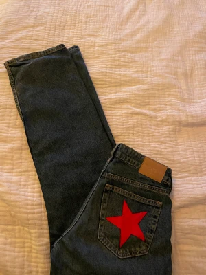 Weekday jeans - Weekdayjeans i modellen Arrow, i bra skick utan defekter med en påsydd stjärna på ena fickan💕