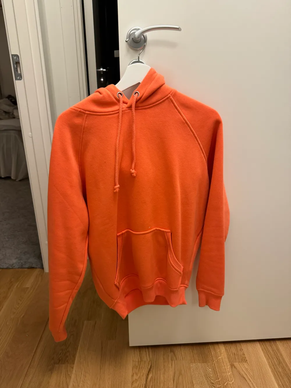 Orange hoodie från bikbok i storleken XS. Den är använd ett fåtal gånger och är därmed i fint skick. . Hoodies.