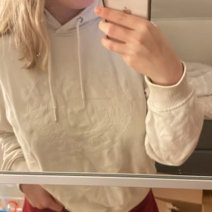 Benvit hoodie med tryck - Säljer denna benvita hoodie med tryck då de pågår storrensning i garderoben. Väldigt skönt material och i super skick.