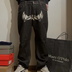 Michael myers  - Säljer dem här oanvända michael myers byxorna. Ändast testade. Köppte för 900. Lite baggy men sitter ändå bra