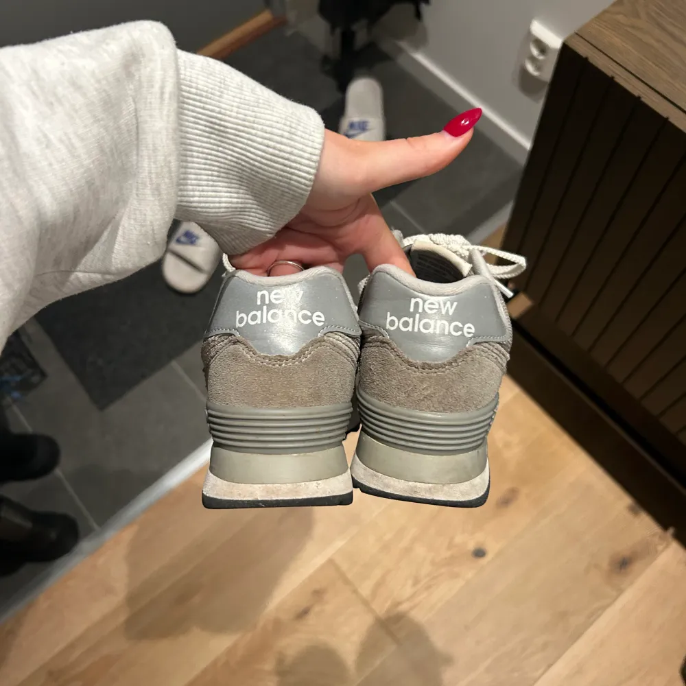 New balance sneakers, i bra skick med använda, säljer pga att dom ej kommer till användning. Storlek 37.5. Skor.