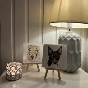 Husdjursporträtt - Letar du efter den perfekta julklappen så har du hittat den! 🎅 🐈‍⬛ Jag målar av ditt husdjur på 10x10 canvas med tillhörande staffli eller bara teckningen på ett A5 papper så får ni själva rama in!  1 st 300kr 2 st 500kr 