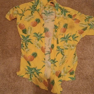 Hawaii skjorta - Det är xl och är slim fit. Jag har dålig kamera men jag försökte:) jag tar emot trades också.