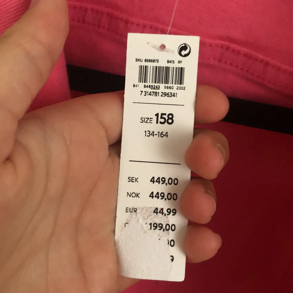 Jätte fin rosa jeans jacka ej andvänd till och med kvar pris lappen och kostade 499kr  bra skick 🌸🌸🌹🌺. Jackor.