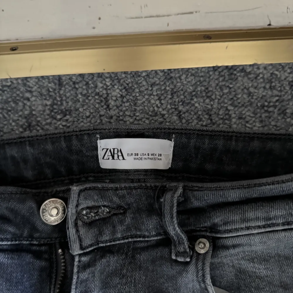 Mina förredetta favvo jeans från zara men sparsamt använda. Fof lika fina som när jag köpte dem. Storlek 38 och en slits längre ner på vardera ben. Se bild 2. . Jeans & Byxor.