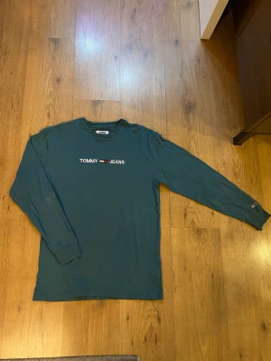 Tommy hilfiger tröja - Långärmad tröja som ja säljer för det ej är min stil längre