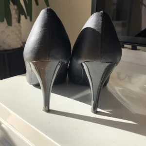 Klackskor storlek 38 - Ett par jättefina klackskor i storlek 38. I använt skick men fortfarande jättefina. Grå och eleganta. De är bara smutsiga underifrån. Säljer pga stor garderobrensning. Kika gärna på mina andra andra annonser, säljer mycket:) Samfraktar gärna. 