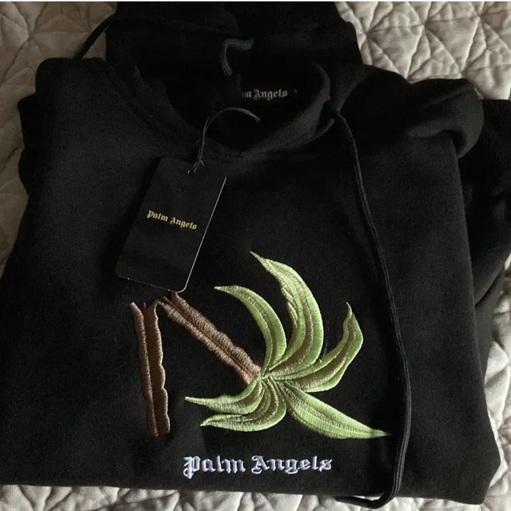 En sprillans ny palm angels hoodie som jag köpte fel storlek till min brorsa, aldrig använd prislappen sitter till och med kvar. Den är designad själv så finns tyvärr inget kvitto. Pris kan diskuteras.. Hoodies.