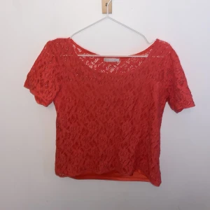 spetströja!  - Spets tröja som är s men passar xs-m! Den sitter inte tajt men formsr sig fint på kroppen och har ett insytt linne! 