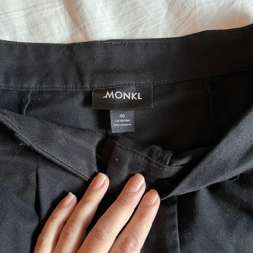 Svarta kostymbyxor från monki, höga i midjan. Storlek 40 :). Jeans & Byxor.