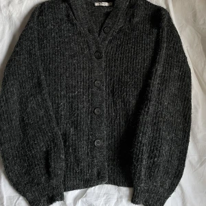Stickad kofta - Stickad grå/ svart kofta från nakd! 