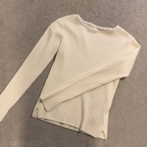 Benvit tröja - Intressekoll på en fin benvit tröja från lager 157 med slits i armarna. 