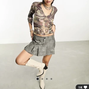 OANVÄND kjol - Helt oanvänd kjol som tyvärr är förstor för mig. Hann inte returnera. Svin snygg i läder imitation. 