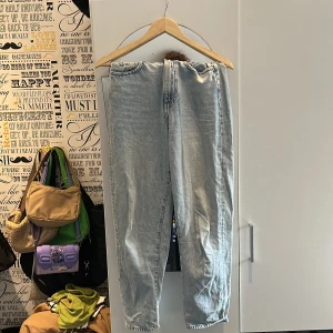Blåa jeans  - Blåa jeans från HM i storlek xs. De är tunna och ankellånga