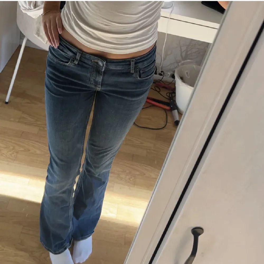 Säljer dessa jeans från zara då de är en aning för korta på mig tyvärr. Köptes för 399! Skriv för mer frågor ❤️. Jeans & Byxor.