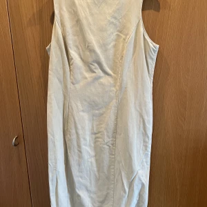 Holkärmklänning beige - Sitter som en smäck! Mått: 47 byst, 102 lång.