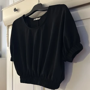 Svart tröja - Svart tröja i tunnare material från zara, storlek S