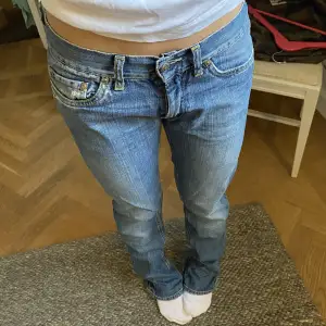 Acne studios låg midjade jeans köpta secondhand för cirka ett år sedan, fint skick🩶 säljer pga för små