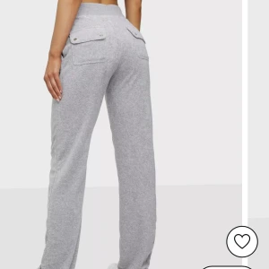 Grå juicy couture - Säljer nu mina juicy couture byxor, skulle säga att mina är något ljusare än dom på bilden, köpta 2021 och har en defekt på baksidan. Nypris 1200