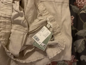 Linnebyxor-H&M - Linné byxor från hm, helt nya prislapp kvar. Var sköna o ha på sig men passade inte mig jätte bra. Benen var lite konstiga men om man har en kropp med jämna ben o rumpa funkar den perfekt skulle jag säga. Men materialet är så bra. Nypris 249. Känns som xl