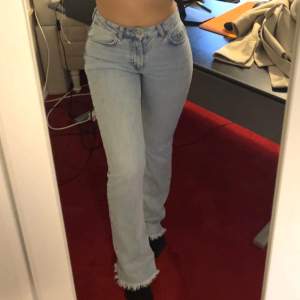 Ljusblåa jeans från Gina tricot i storlek 34. Den är i väldigt bra skick.❤️