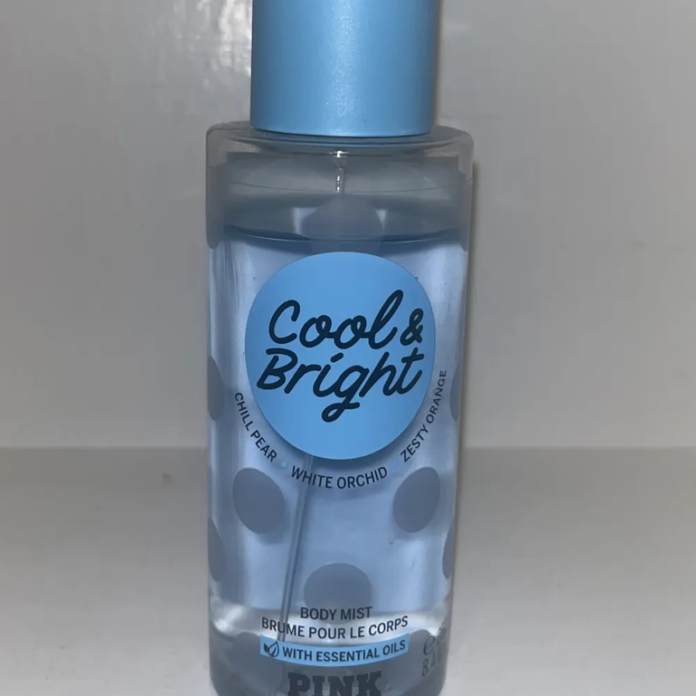 Victoria’s Secret parfym i doften Cool & Bright, se bild 2 för att se hur mycket som är kvar. Pris kan diskuteras. Jättegod doft 💓 . Övrigt.