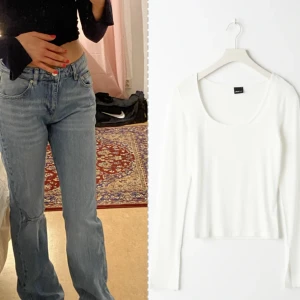 Flare jeans och vit topp tillsammans - Ett paketpris på 150 kr