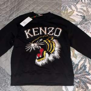 Helt oanvänd kenzo tröja köpt på NK, Nypris 3499, mitt pris 2000.