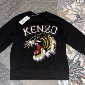 Helt ny Kenzo tröja - Helt oanvänd kenzo tröja köpt på NK, Nypris 3499, mitt pris 2000.